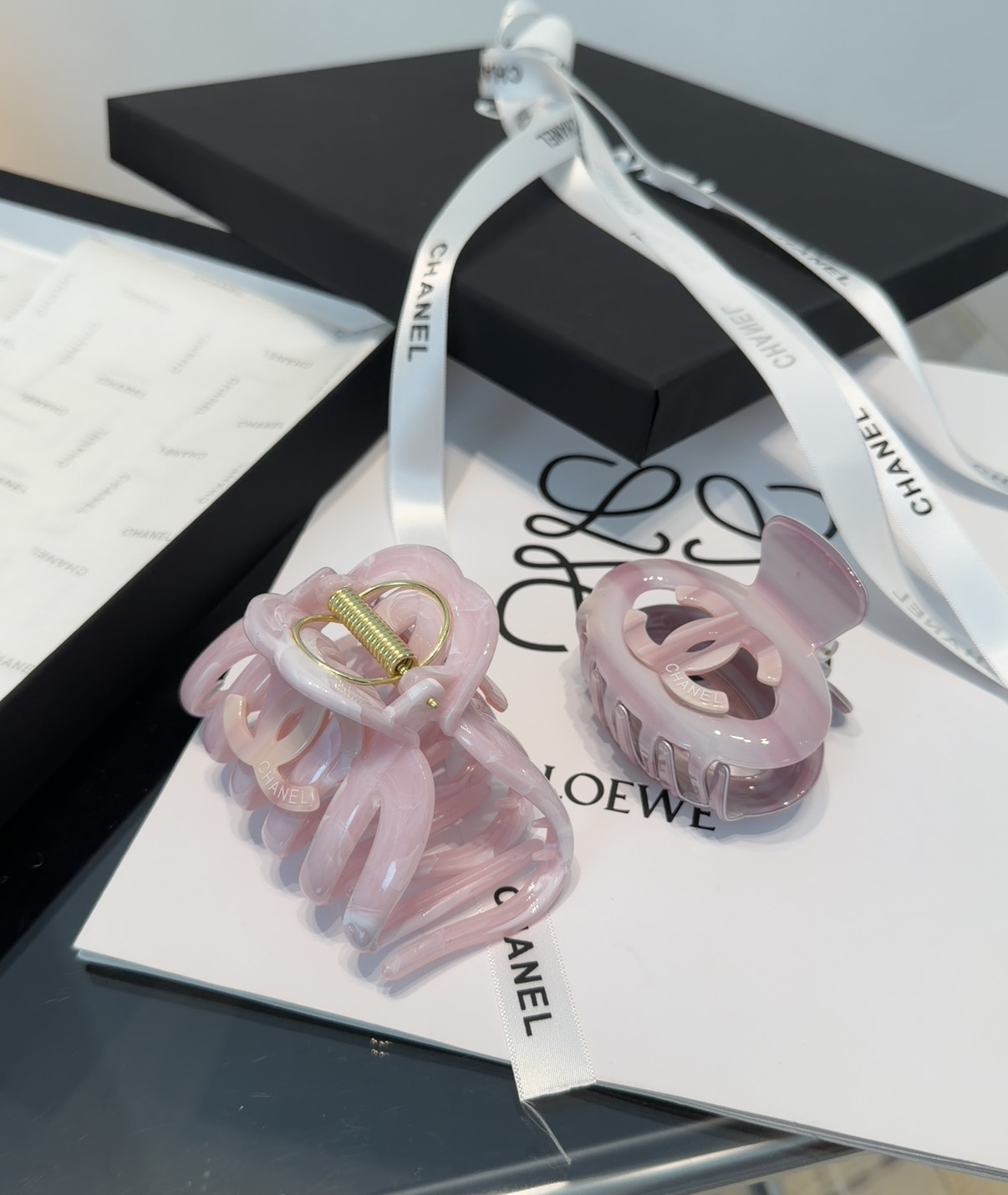 🎁配包装盒Chanel (香奈儿)最新款小香爆款抓夹，超级好看！名媛范儿十足，小仙女必备…