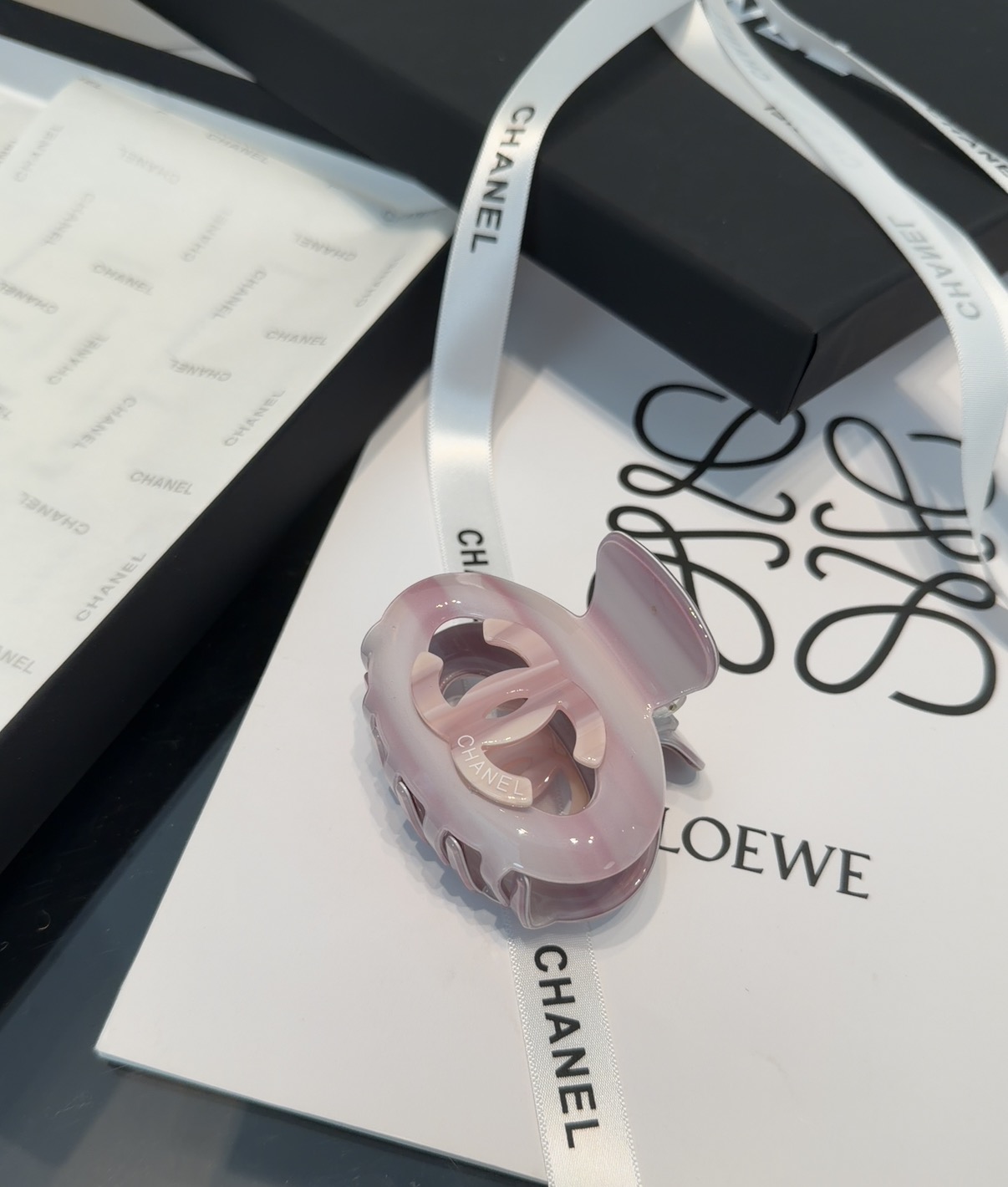 🎁配包装盒Chanel (香奈儿)最新款小香爆款抓夹，超级好看！名媛范儿十足，小仙女必备…