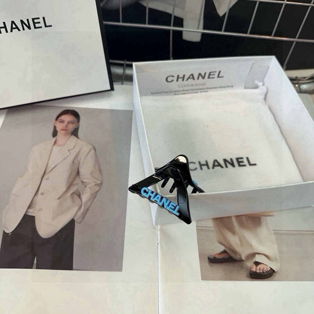 🎁配包装盒（单个）Chanel (香奈儿)最新小香小抓夹．简单实用，时尚潮流！小仙女必备…