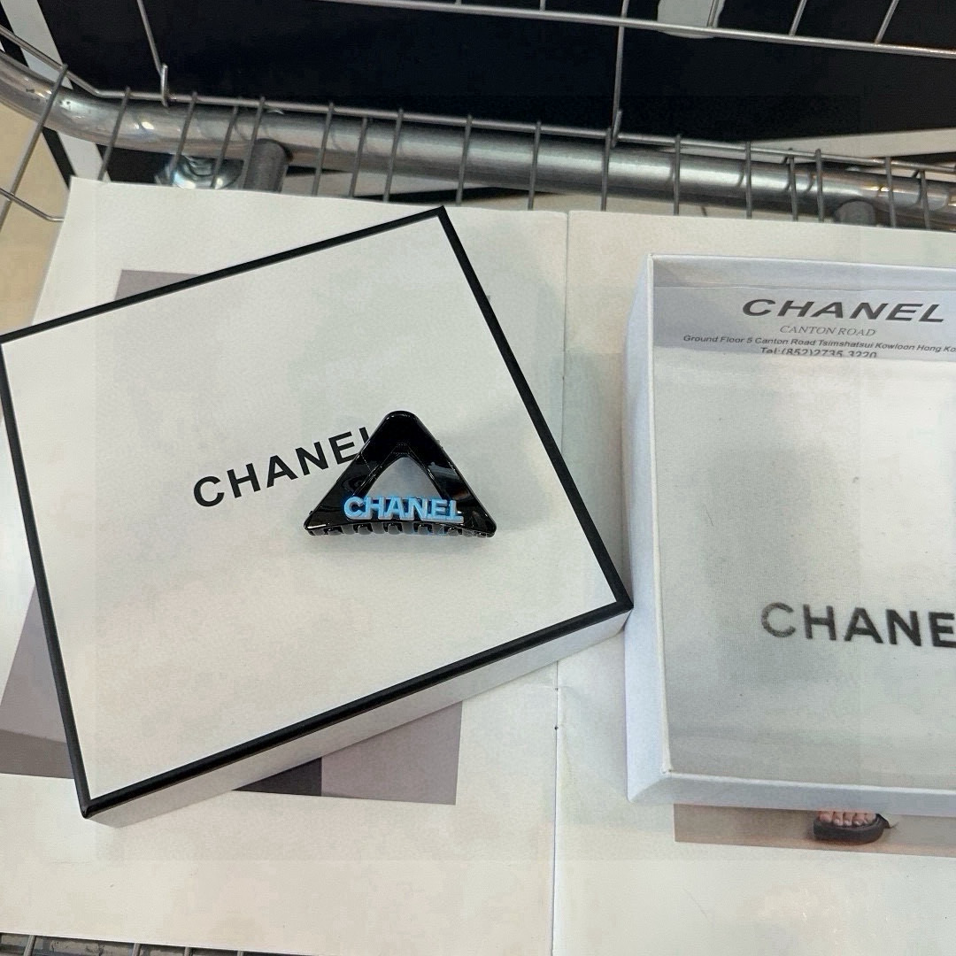 🎁配包装盒（单个）Chanel (香奈儿)最新小香小抓夹．简单实用，时尚潮流！小仙女必备…