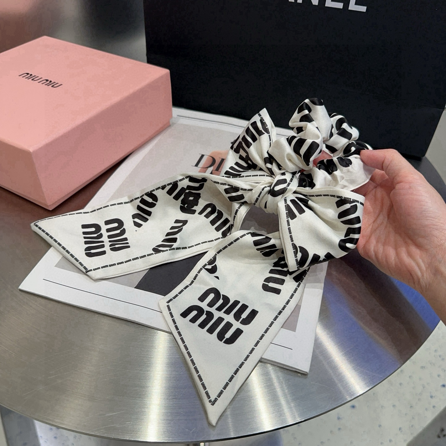 🎁配包装盒miumiu新款字母发圈，简单优雅，实用百搭，名媛风范十足！小仙女必备