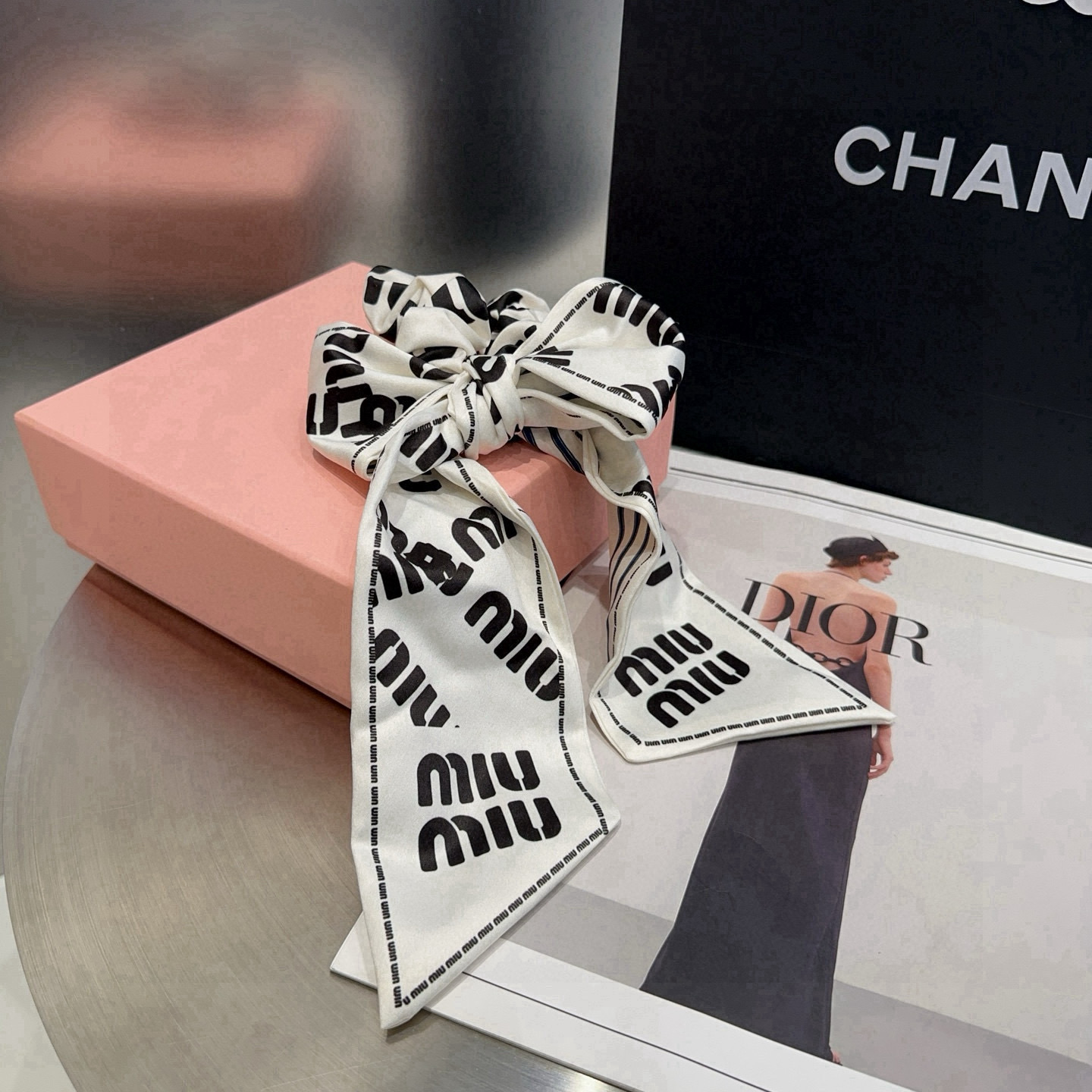 🎁配包装盒miumiu新款字母发圈，简单优雅，实用百搭，名媛风范十足！小仙女必备