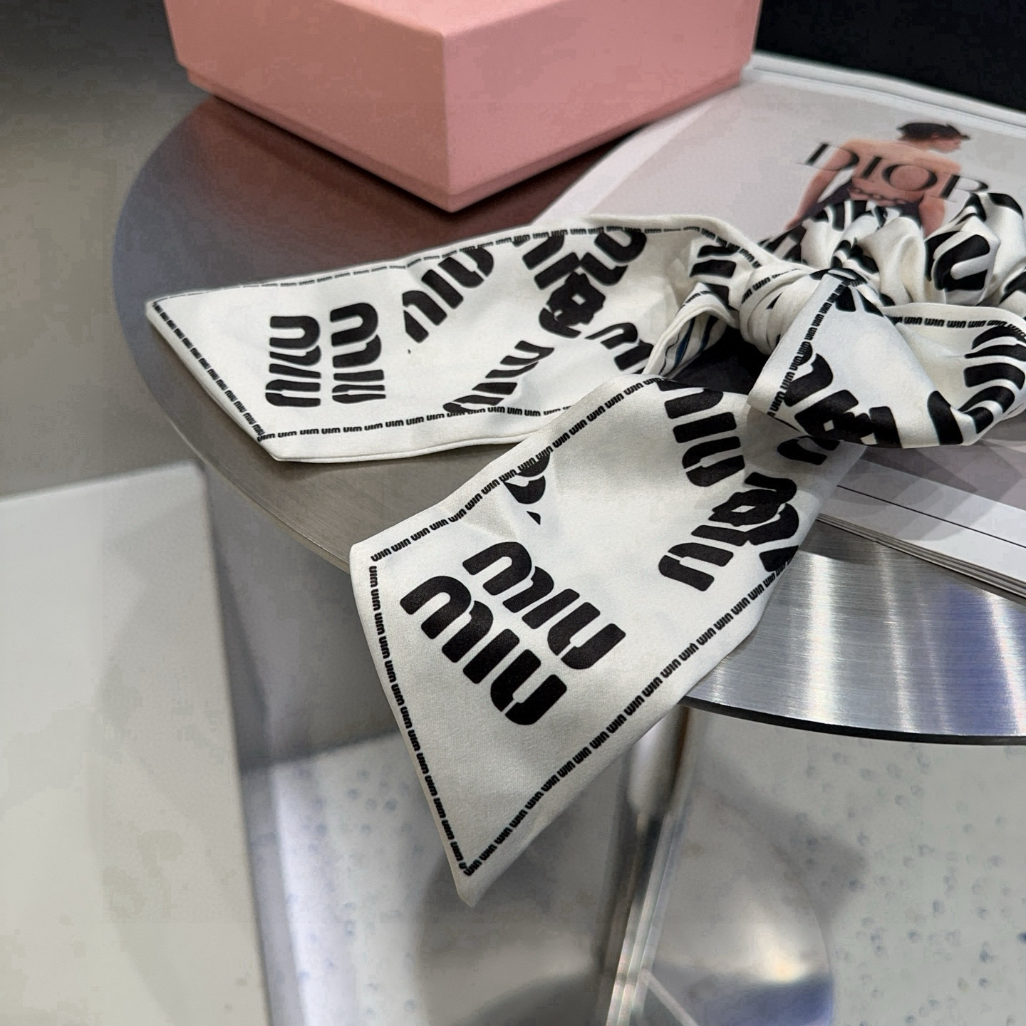 🎁配包装盒miumiu新款字母发圈，简单优雅，实用百搭，名媛风范十足！小仙女必备