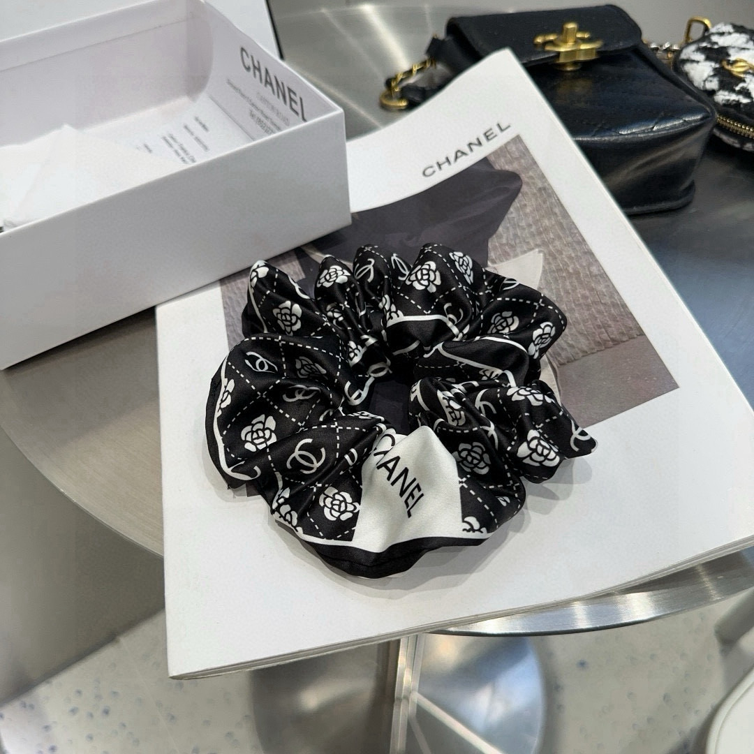 🎁配包装盒Chanel (香奈儿)最新小香发圈 简单实用，时尚潮流！小仙女必备…