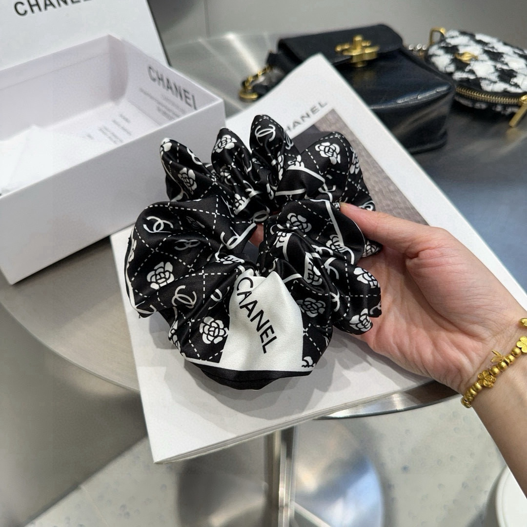 🎁配包装盒Chanel (香奈儿)最新小香发圈 简单实用，时尚潮流！小仙女必备…