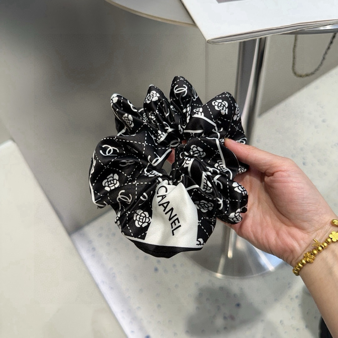 🎁配包装盒Chanel (香奈儿)最新小香发圈 简单实用，时尚潮流！小仙女必备…