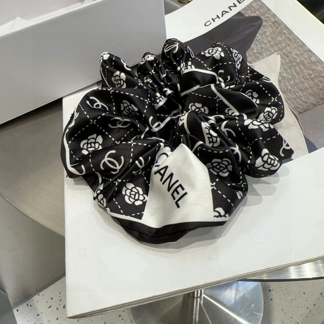 🎁配包装盒Chanel (香奈儿)最新小香发圈 简单实用，时尚潮流！小仙女必备…