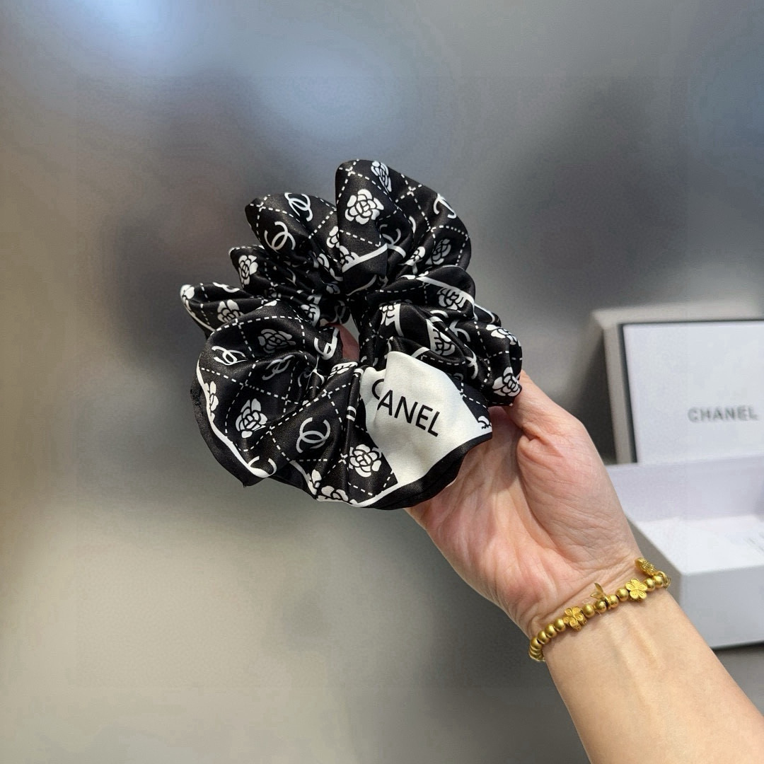 🎁配包装盒Chanel (香奈儿)最新小香发圈 简单实用，时尚潮流！小仙女必备…