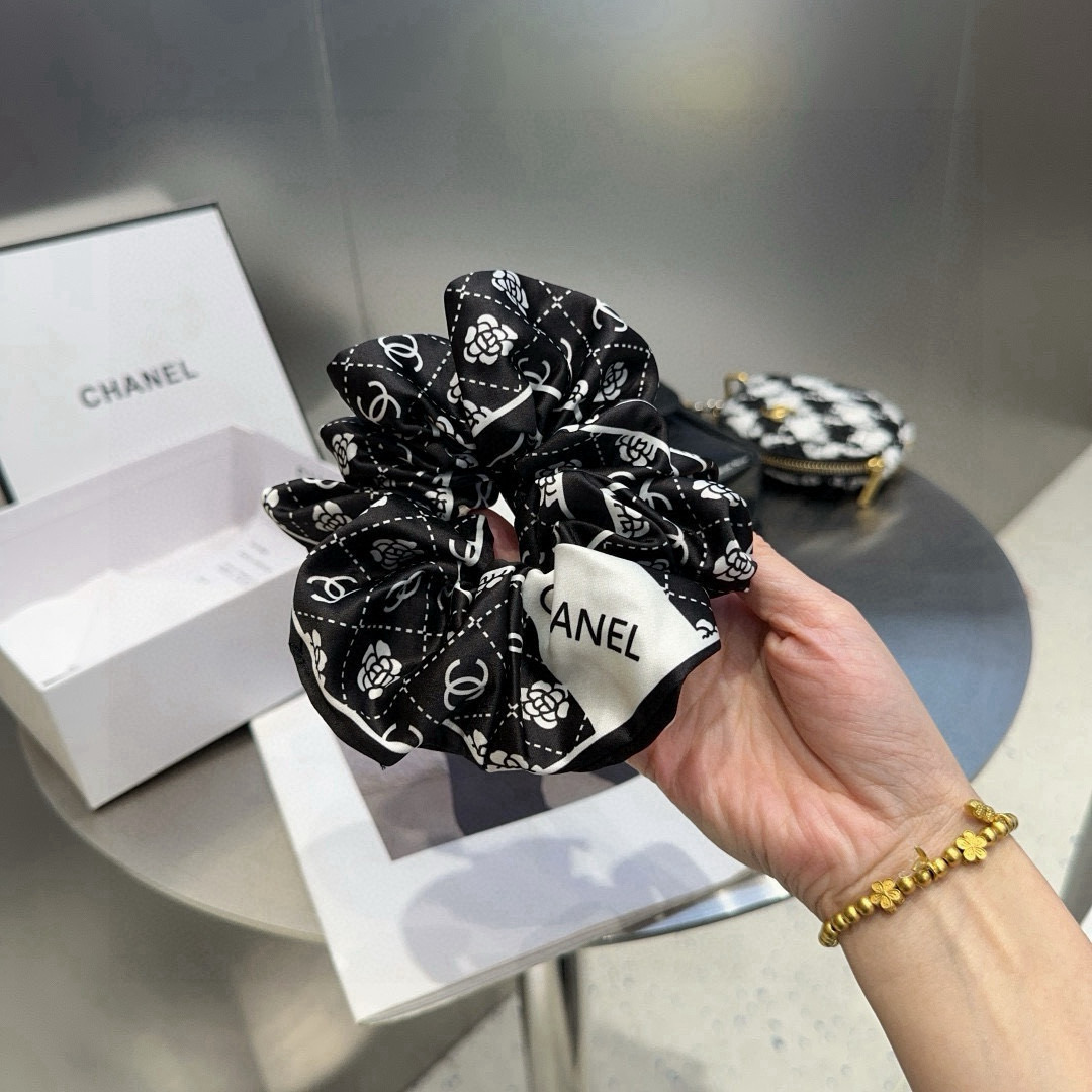 🎁配包装盒Chanel (香奈儿)最新小香发圈 简单实用，时尚潮流！小仙女必备…