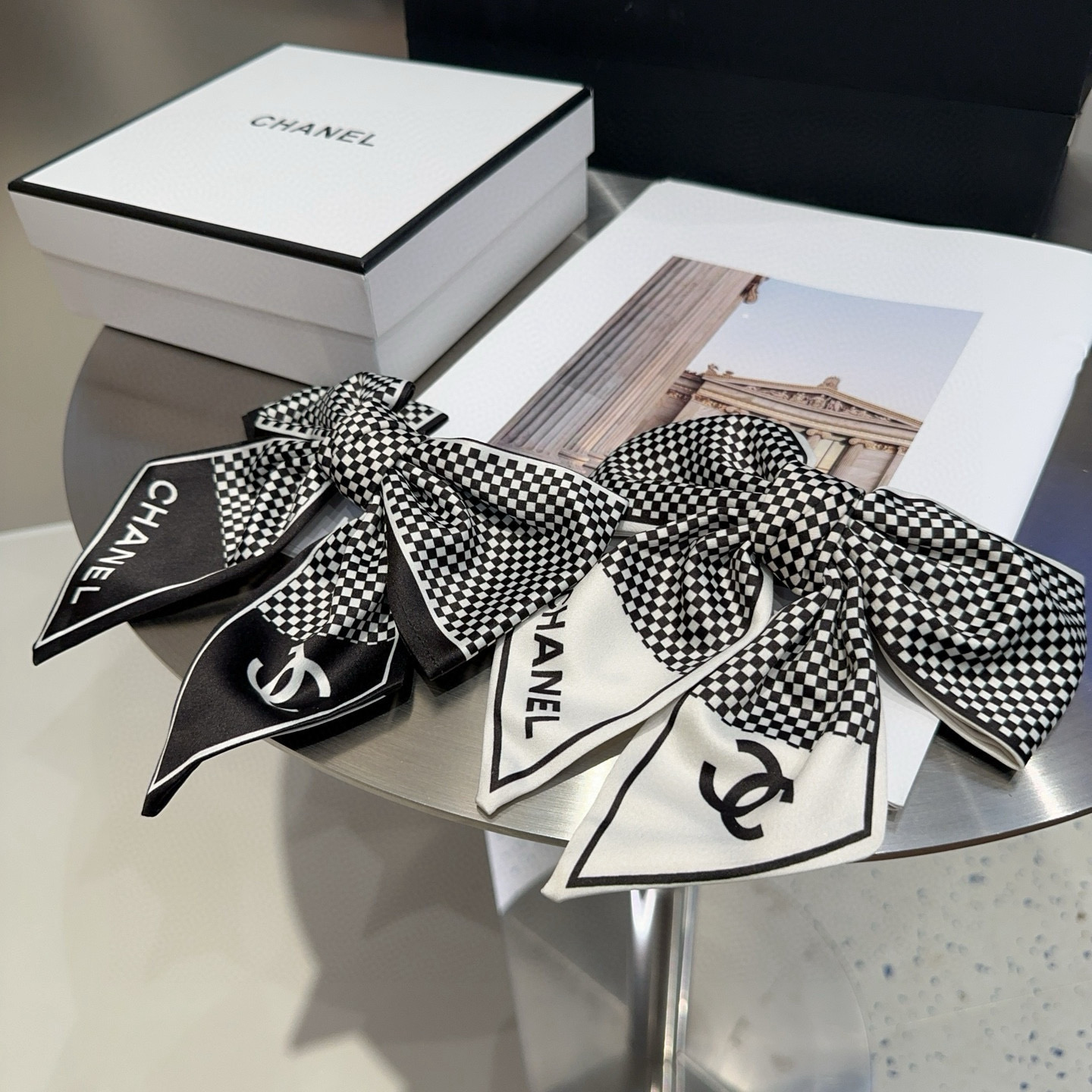 🎁配包装盒Chanel (香奈儿)最新款小香弹簧发夹，超级好看！名媛范儿十足，小仙女必备…