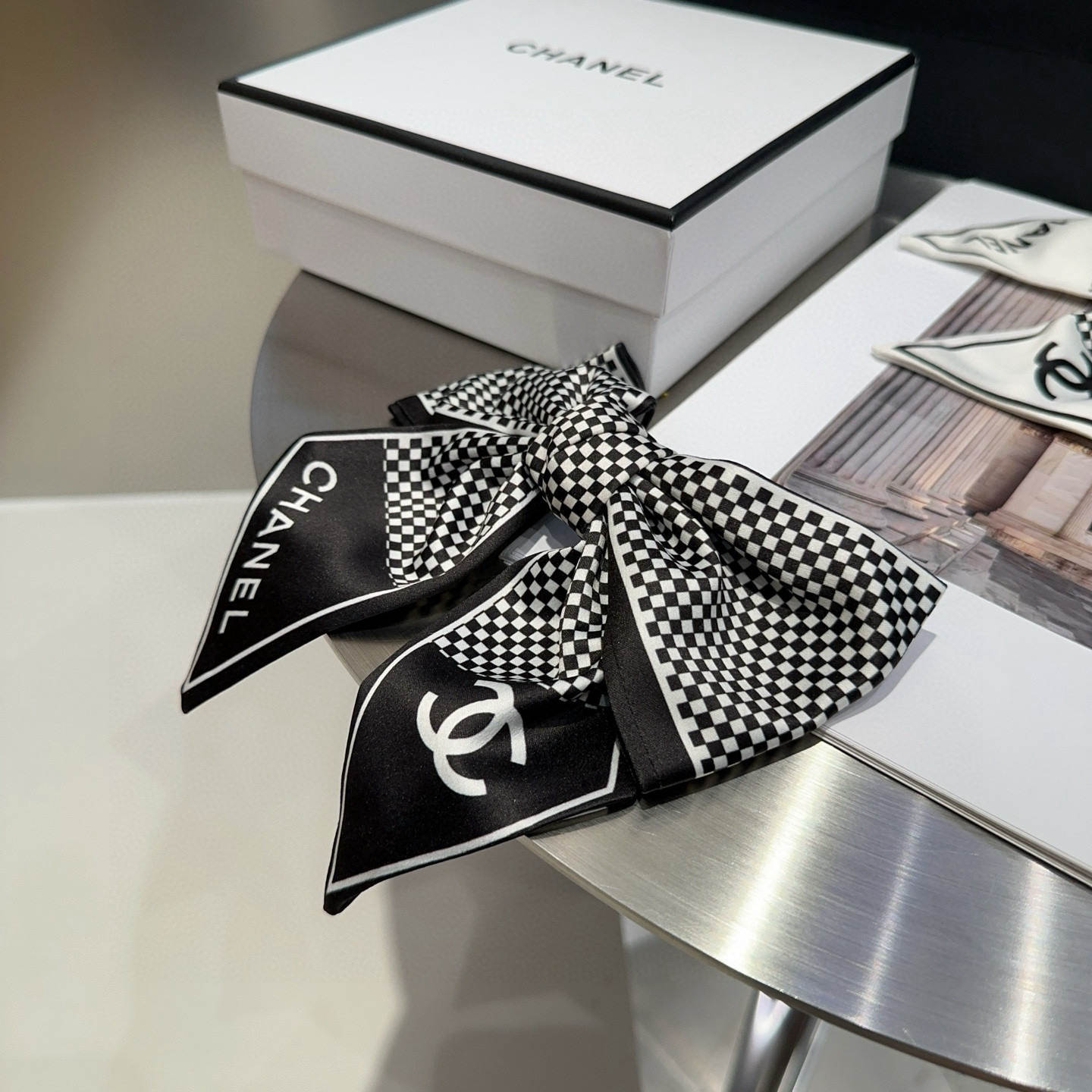 🎁配包装盒Chanel (香奈儿)最新款小香弹簧发夹，超级好看！名媛范儿十足，小仙女必备…
