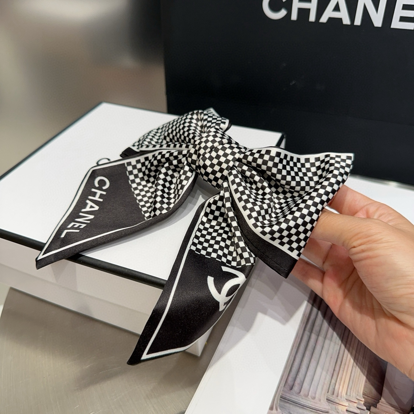 🎁配包装盒Chanel (香奈儿)最新款小香弹簧发夹，超级好看！名媛范儿十足，小仙女必备…