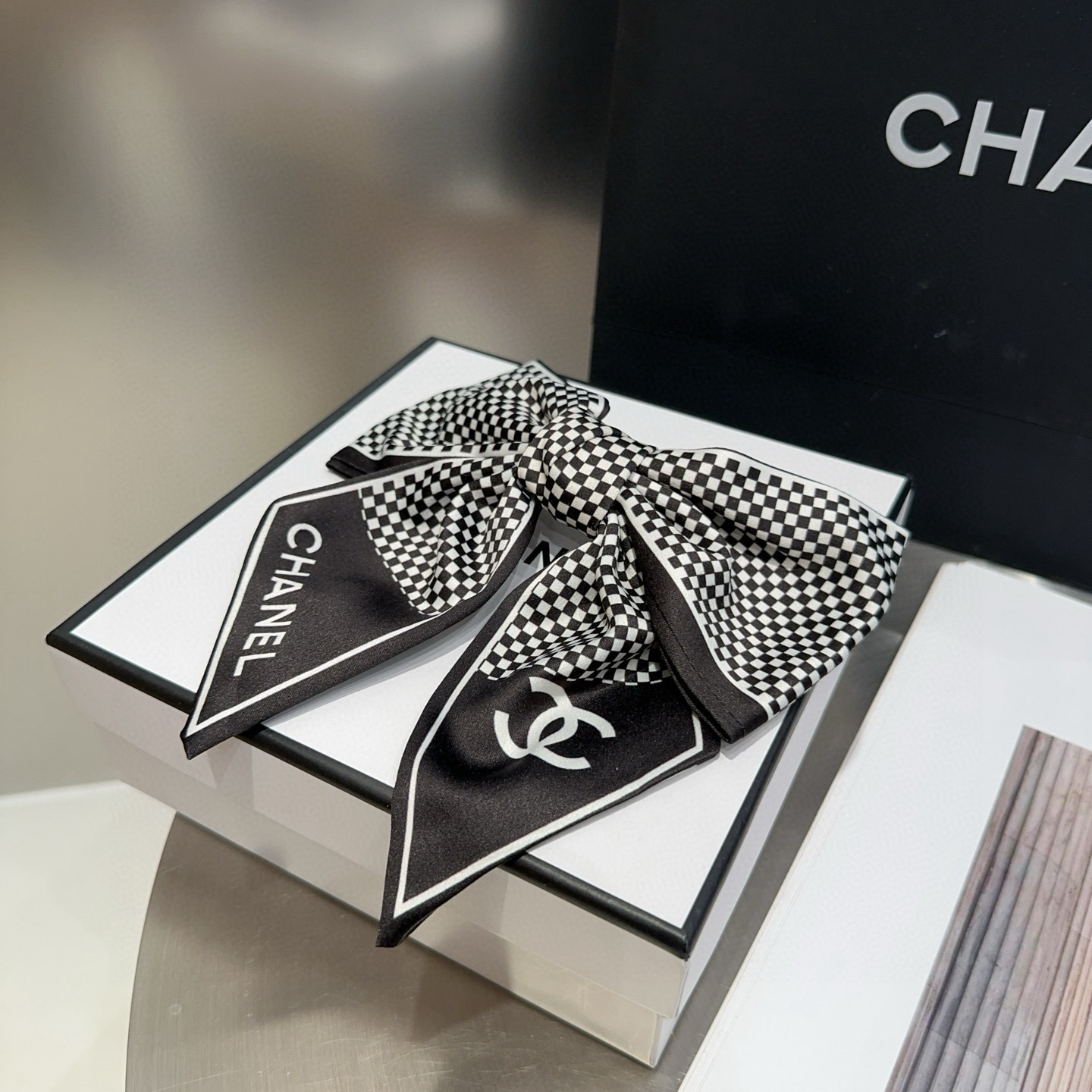 🎁配包装盒Chanel (香奈儿)最新款小香弹簧发夹，超级好看！名媛范儿十足，小仙女必备…