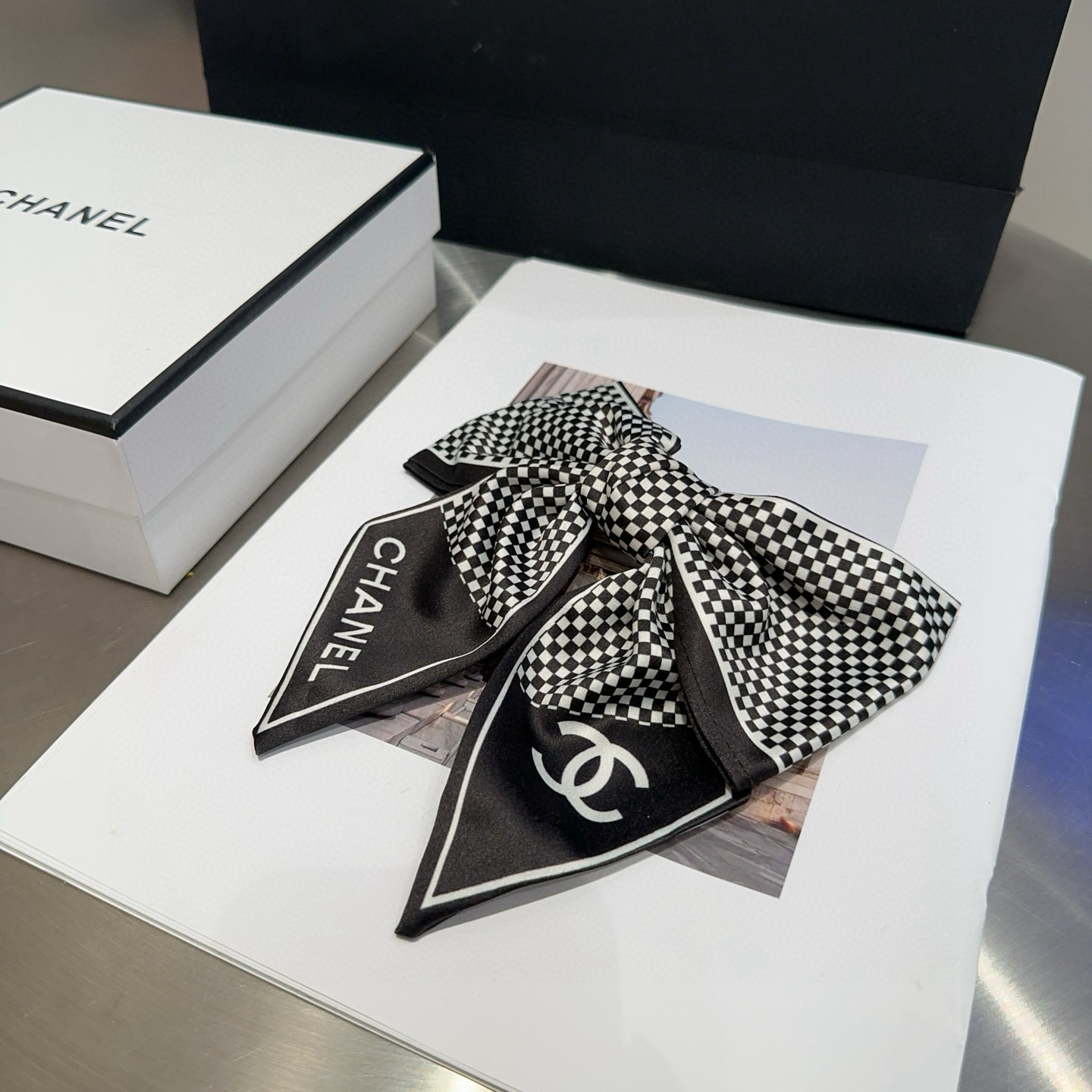 🎁配包装盒Chanel (香奈儿)最新款小香弹簧发夹，超级好看！名媛范儿十足，小仙女必备…