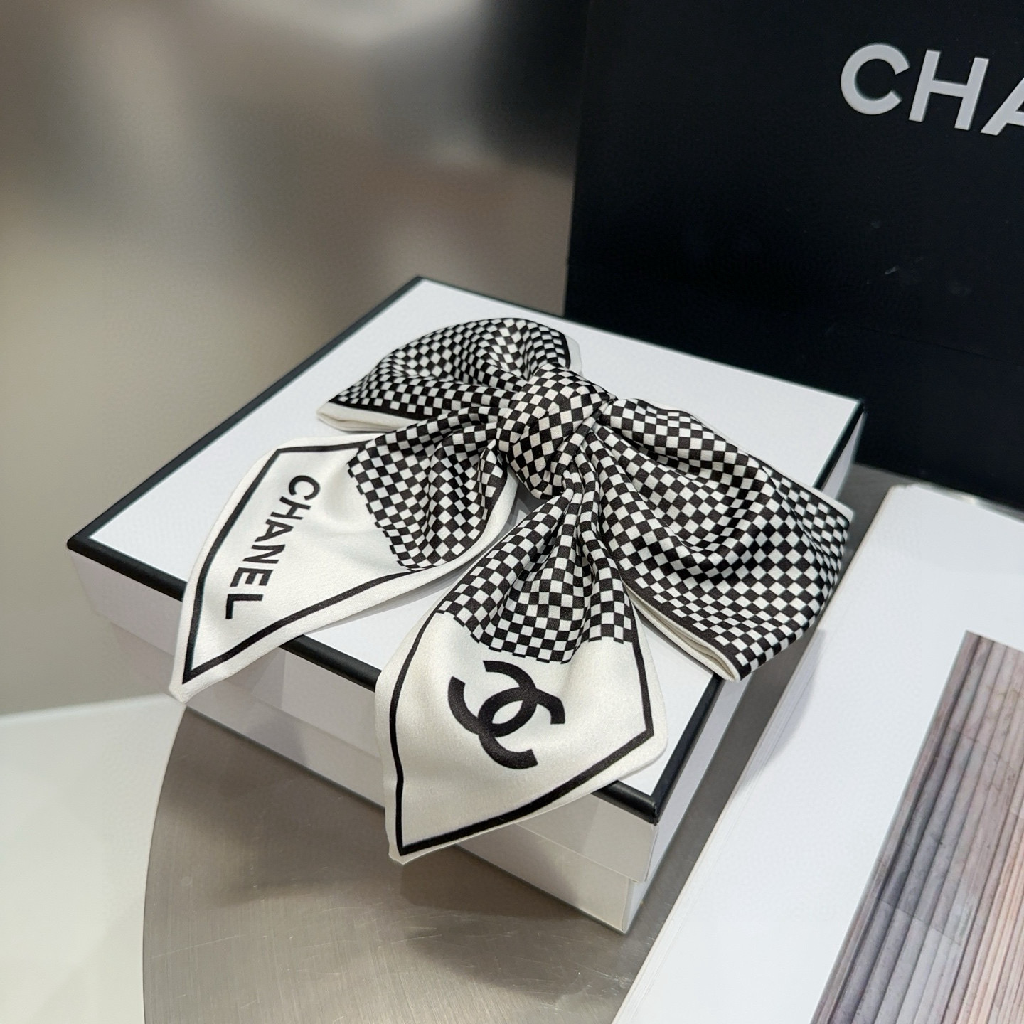 🎁配包装盒Chanel (香奈儿)最新款小香弹簧发夹，超级好看！名媛范儿十足，小仙女必备…