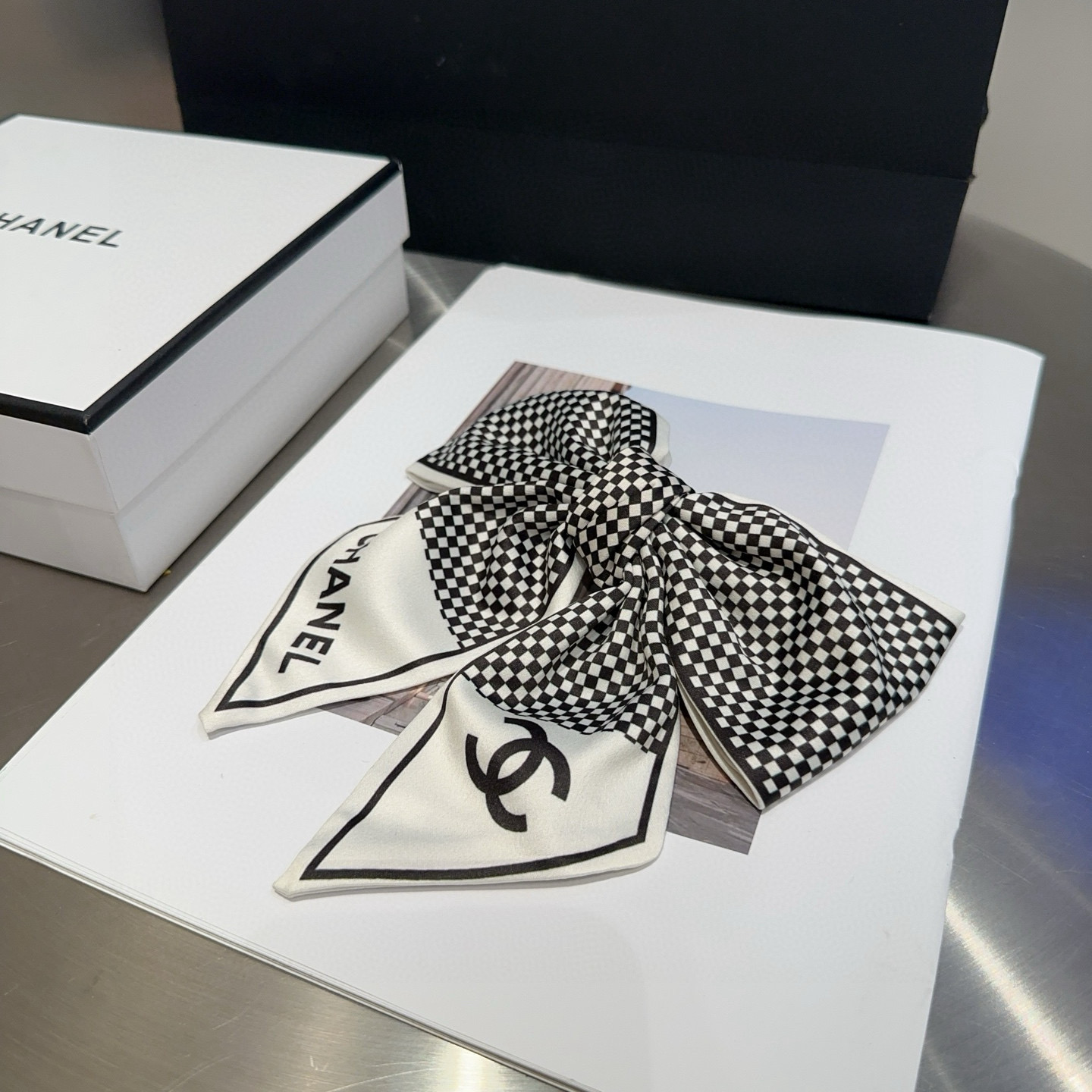 🎁配包装盒Chanel (香奈儿)最新款小香弹簧发夹，超级好看！名媛范儿十足，小仙女必备…