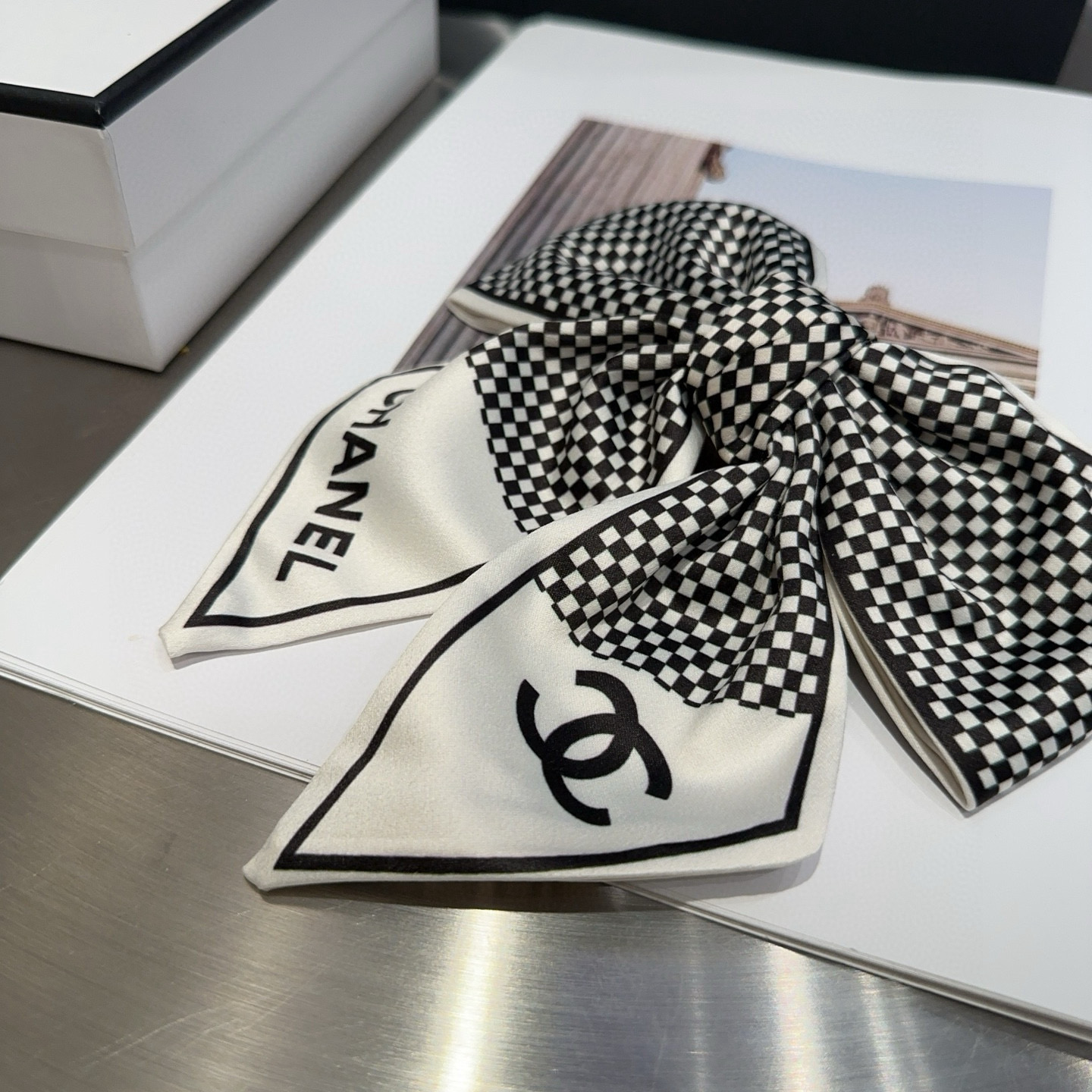 🎁配包装盒Chanel (香奈儿)最新款小香弹簧发夹，超级好看！名媛范儿十足，小仙女必备…