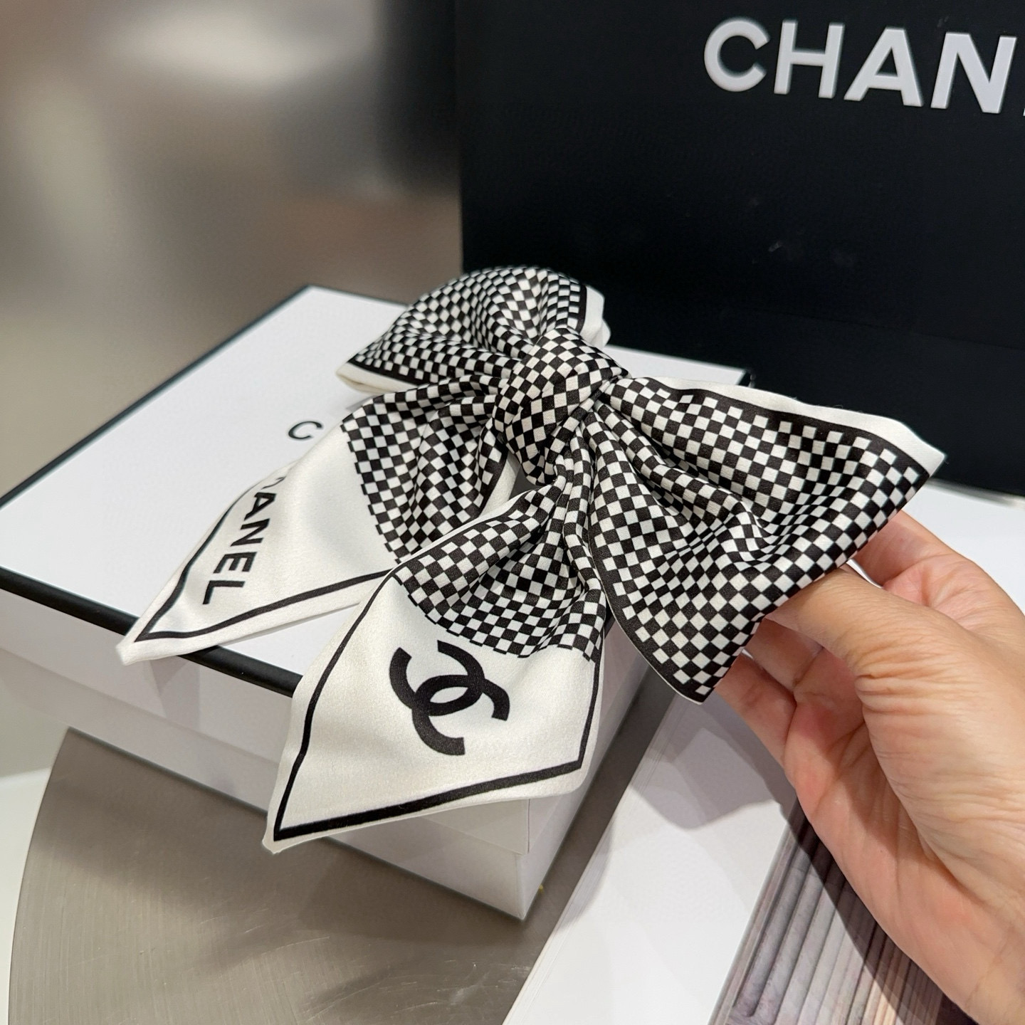 🎁配包装盒Chanel (香奈儿)最新款小香弹簧发夹，超级好看！名媛范儿十足，小仙女必备…