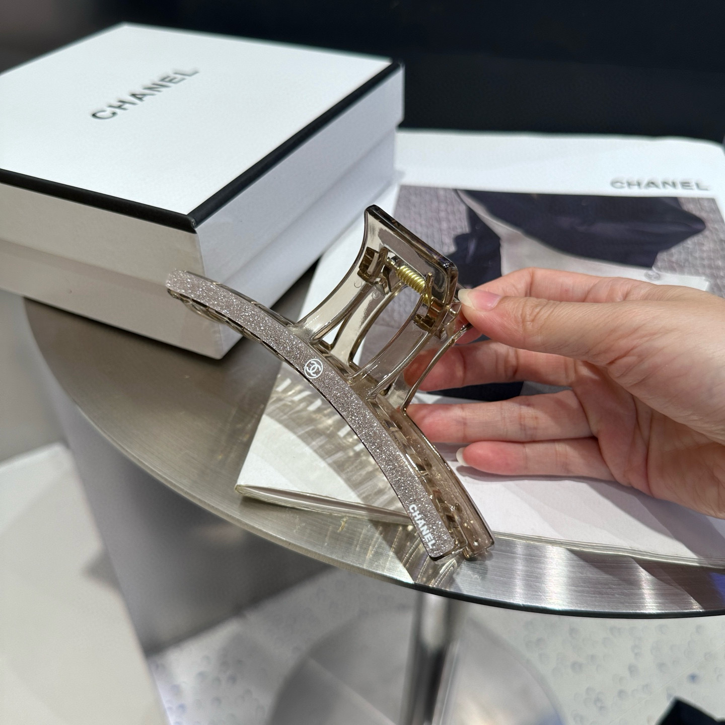 🎁配包装盒Chanel (香奈儿)最新款小香抓夹．超级好看！名媛范儿十足，小仙女必备…