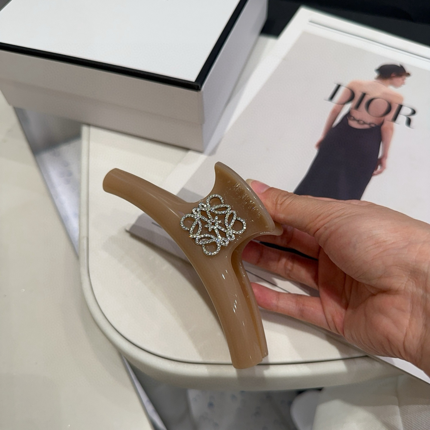 🎁配包装盒Loewe(罗意威)字母抓夹，时尚潮品，简单大方，人手必备单品