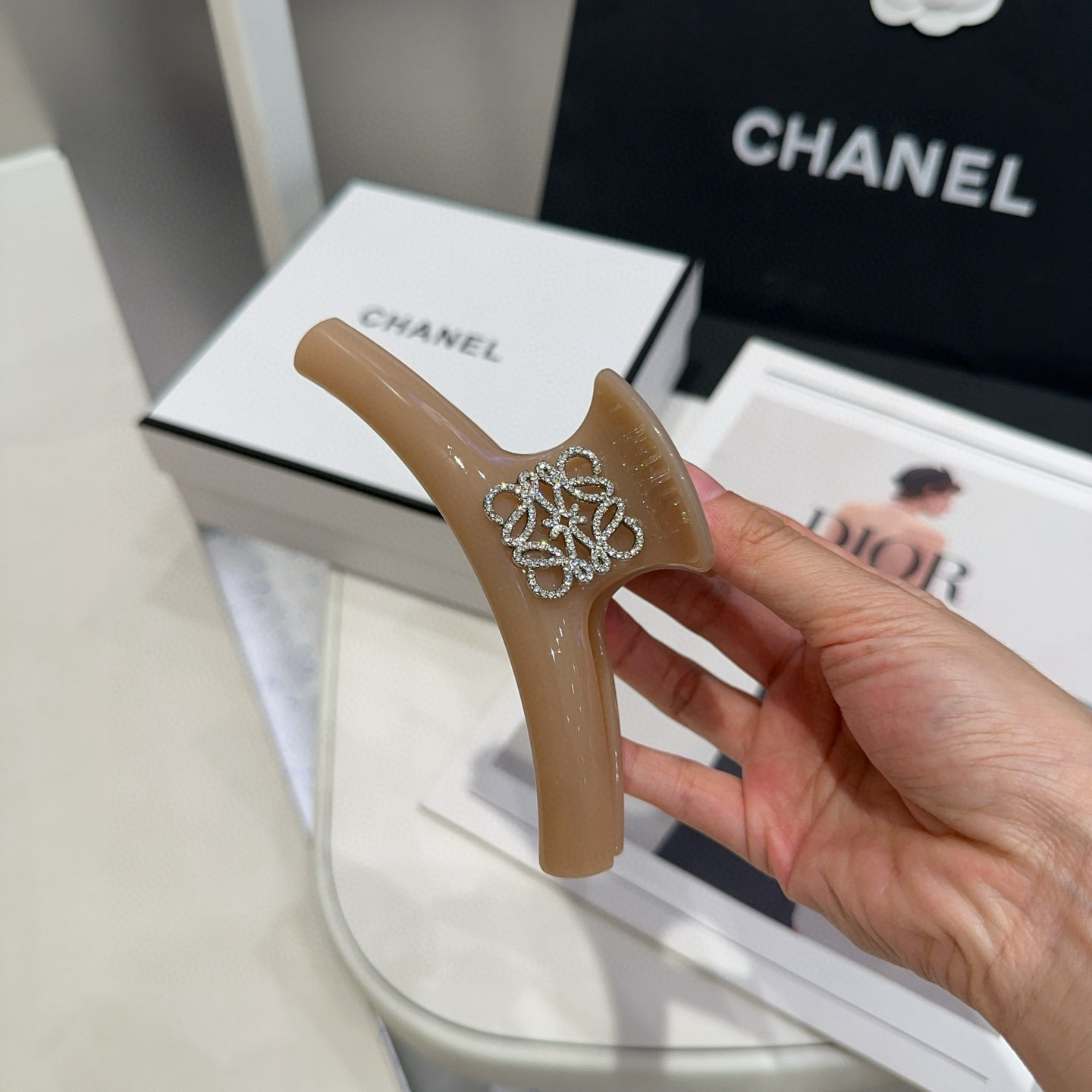 🎁配包装盒Loewe(罗意威)字母抓夹，时尚潮品，简单大方，人手必备单品