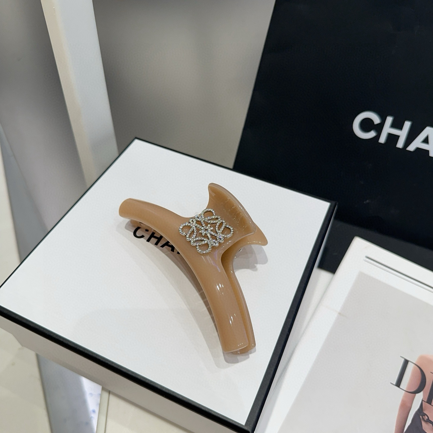 🎁配包装盒Loewe(罗意威)字母抓夹，时尚潮品，简单大方，人手必备单品