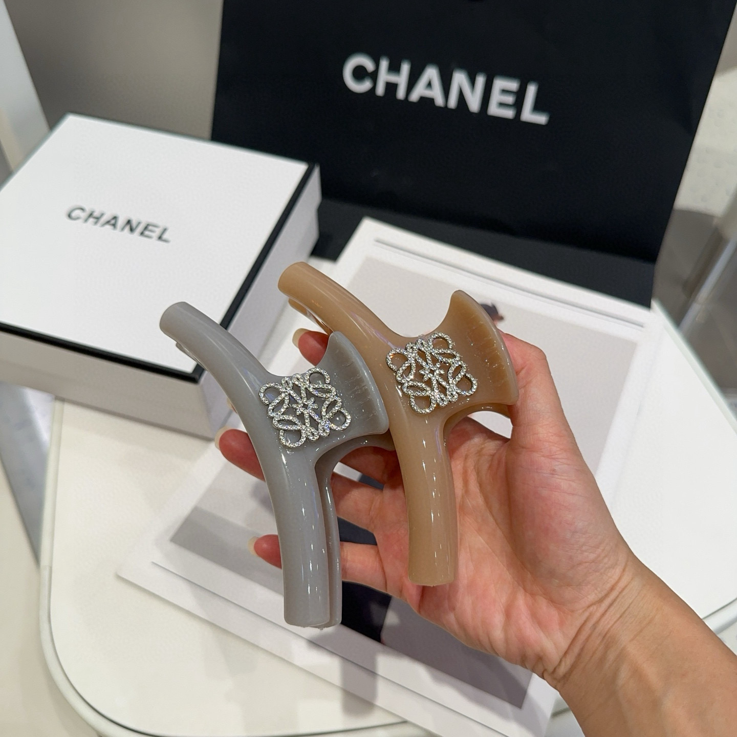 🎁配包装盒Loewe(罗意威)字母抓夹，时尚潮品，简单大方，人手必备单品