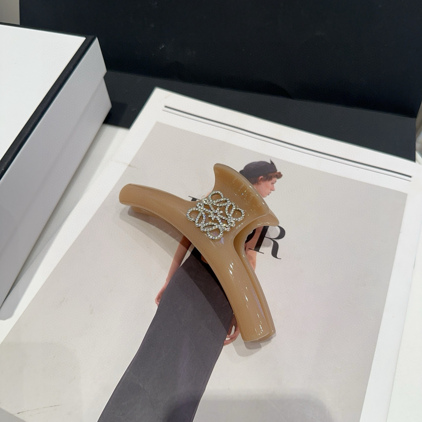 🎁配包装盒Loewe(罗意威)字母抓夹，时尚潮品，简单大方，人手必备单品