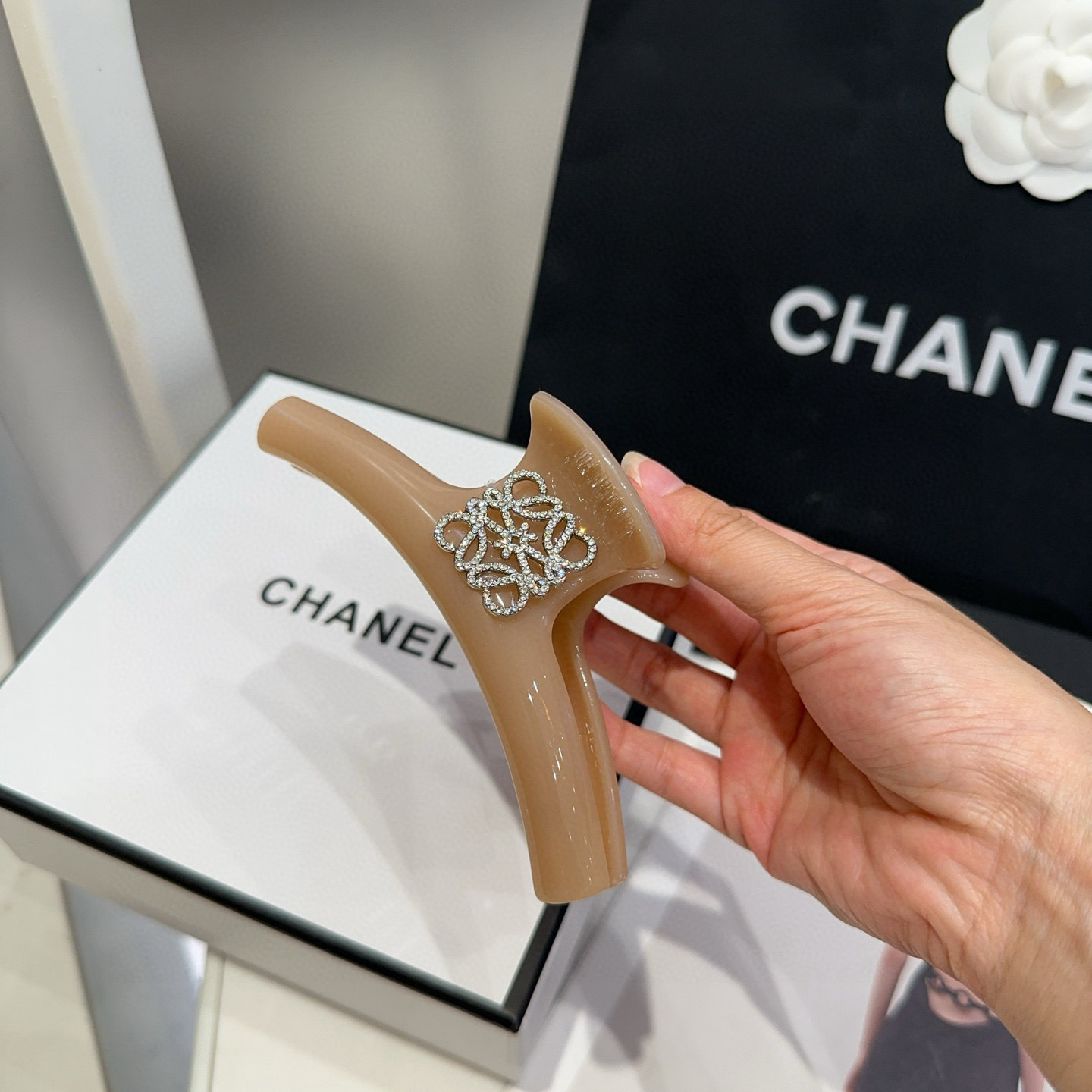 🎁配包装盒Loewe(罗意威)字母抓夹，时尚潮品，简单大方，人手必备单品