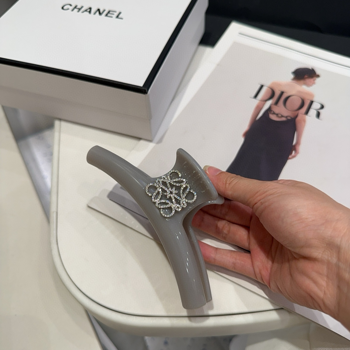 🎁配包装盒Loewe(罗意威)字母抓夹，时尚潮品，简单大方，人手必备单品