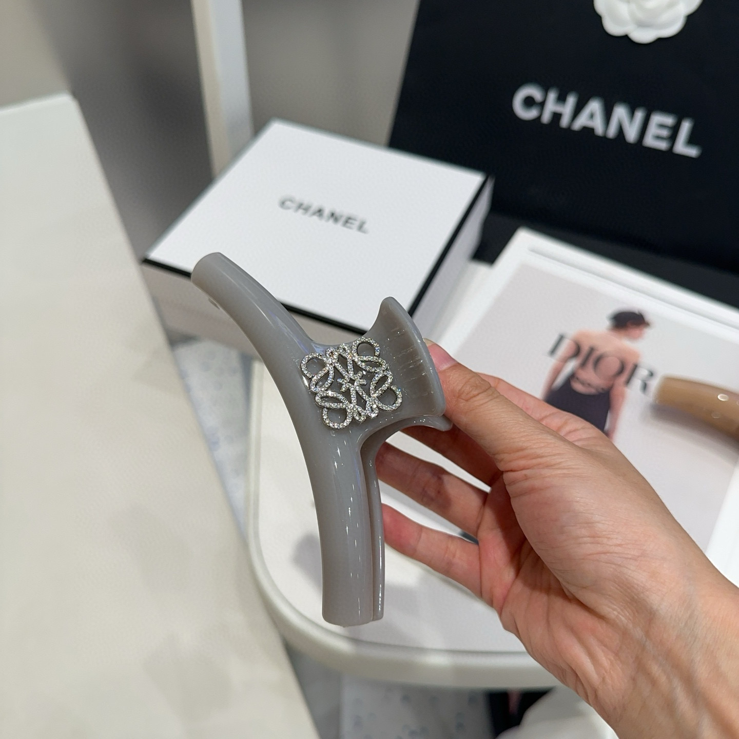 🎁配包装盒Loewe(罗意威)字母抓夹，时尚潮品，简单大方，人手必备单品