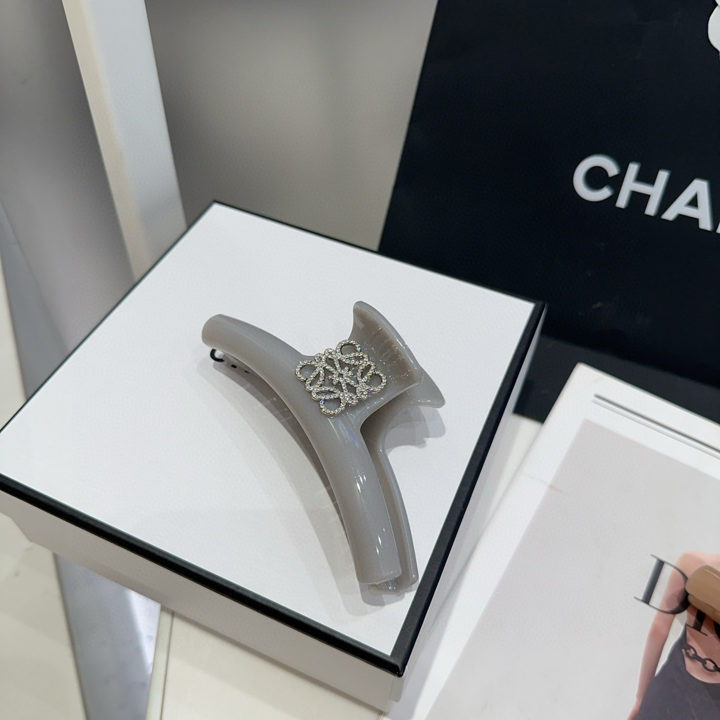 🎁配包装盒Loewe(罗意威)字母抓夹，时尚潮品，简单大方，人手必备单品