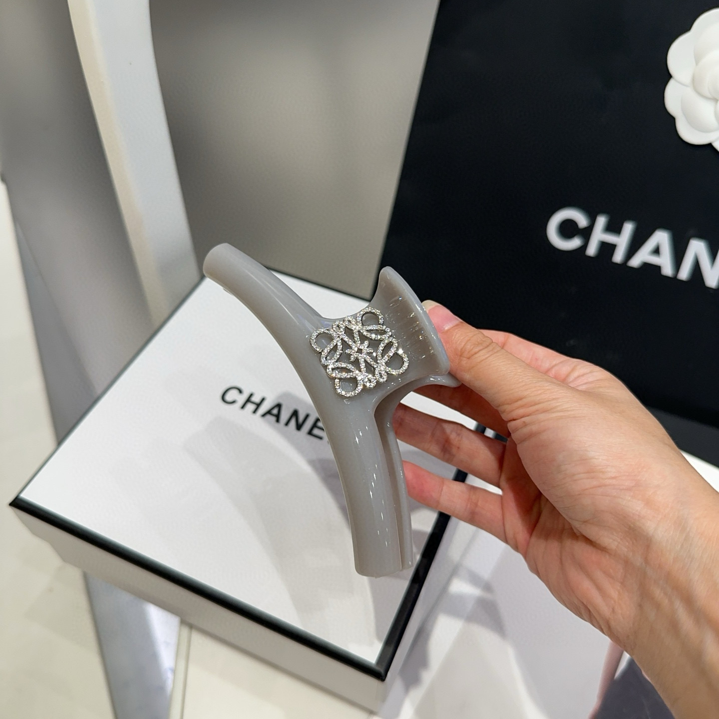 🎁配包装盒Loewe(罗意威)字母抓夹，时尚潮品，简单大方，人手必备单品