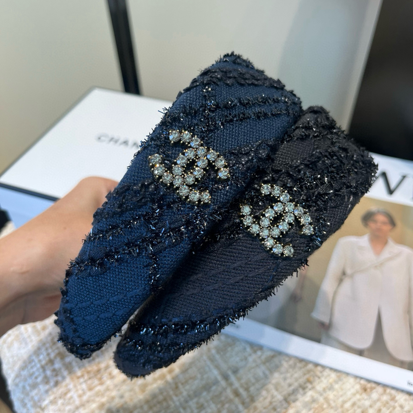 🎁配包装盒Chanel (香奈儿)最新小香发箍，简单实用，时尚潮流！小仙女必备…