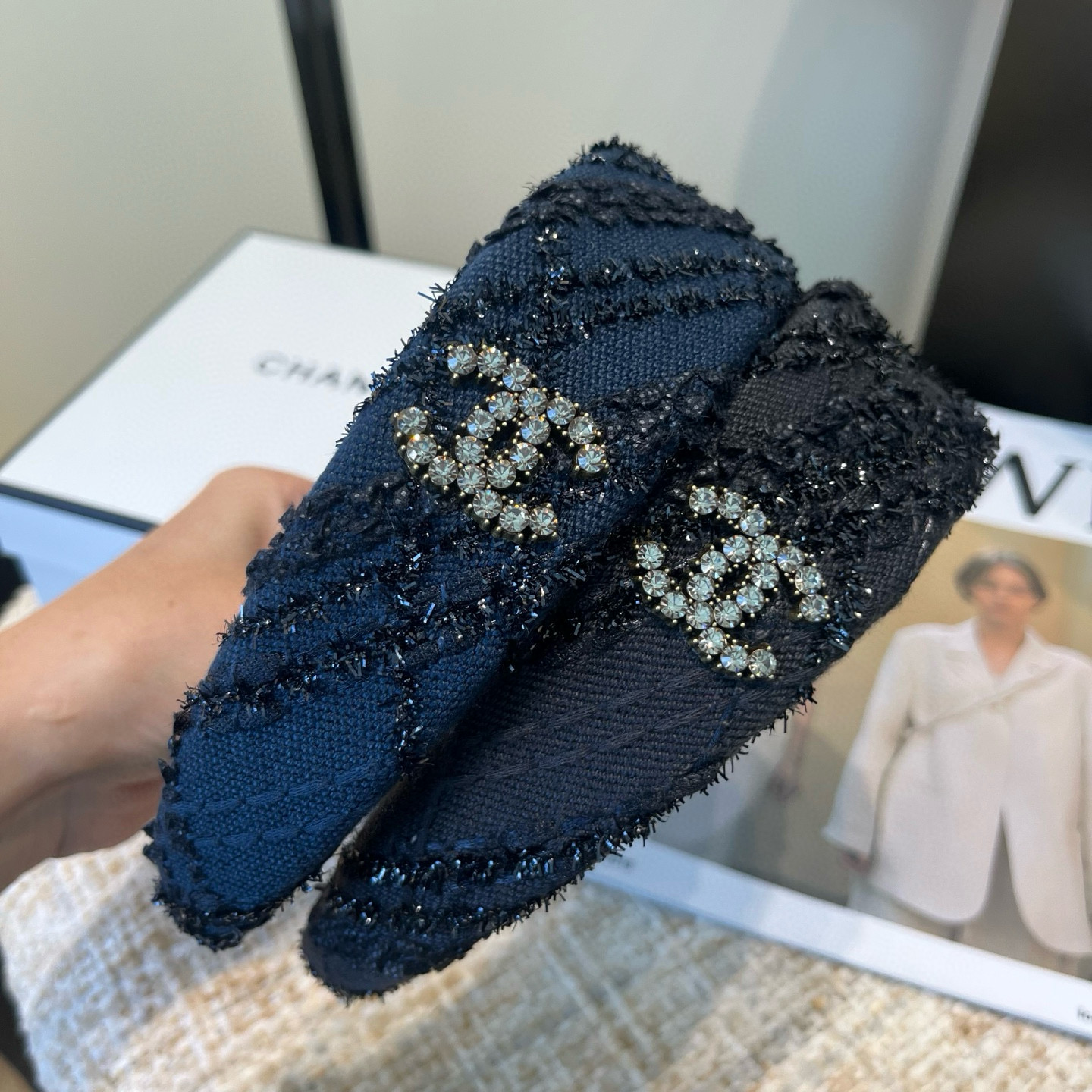 🎁配包装盒Chanel (香奈儿)最新小香发箍，简单实用，时尚潮流！小仙女必备…