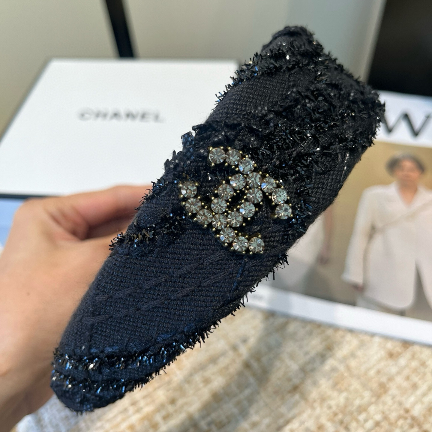 🎁配包装盒Chanel (香奈儿)最新小香发箍，简单实用，时尚潮流！小仙女必备…