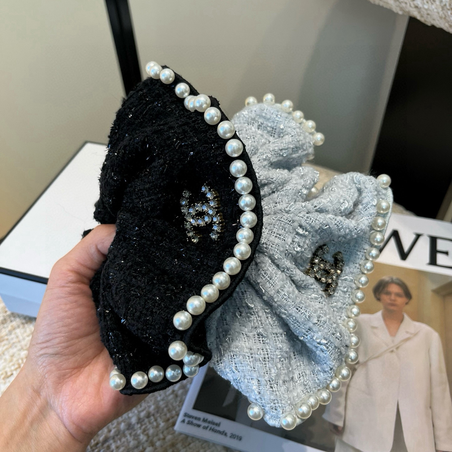 🎁配包装盒Chanel (香奈儿)最新小香大发圈 简单实用，时尚潮流！小仙女必备…