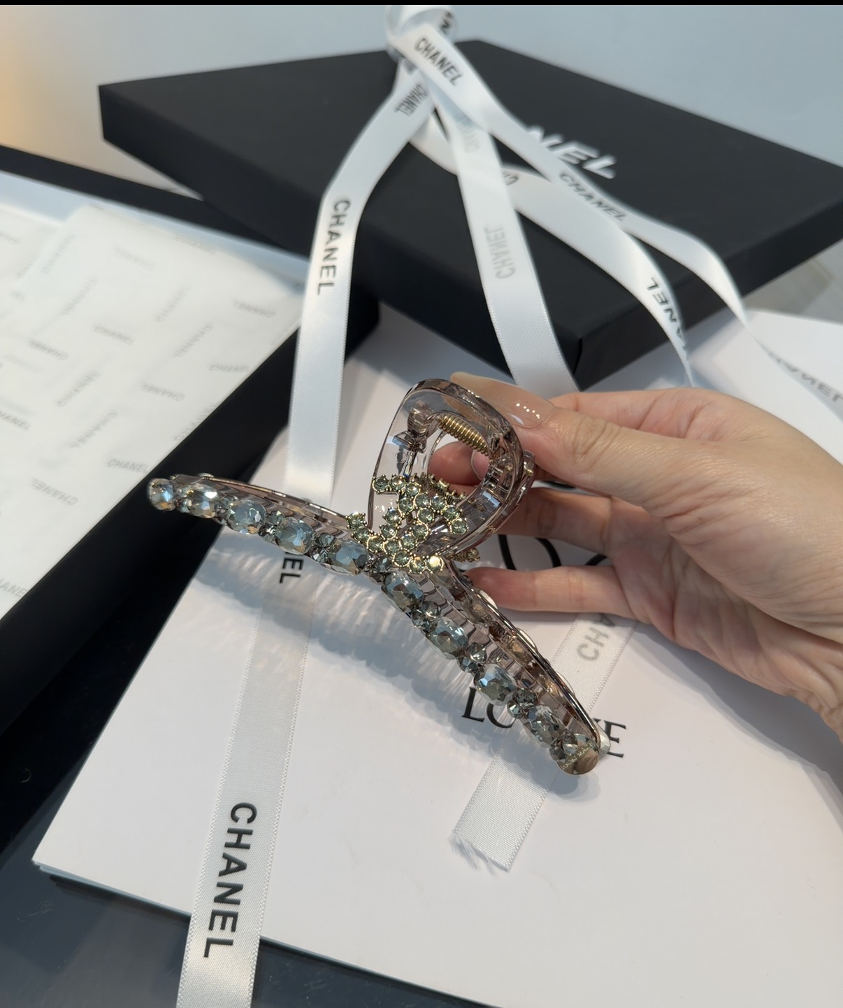 🎁配包装盒Chanel (香奈儿)最新款小香爆款抓夹，超级好看！名媛范儿十足，小仙女必备…