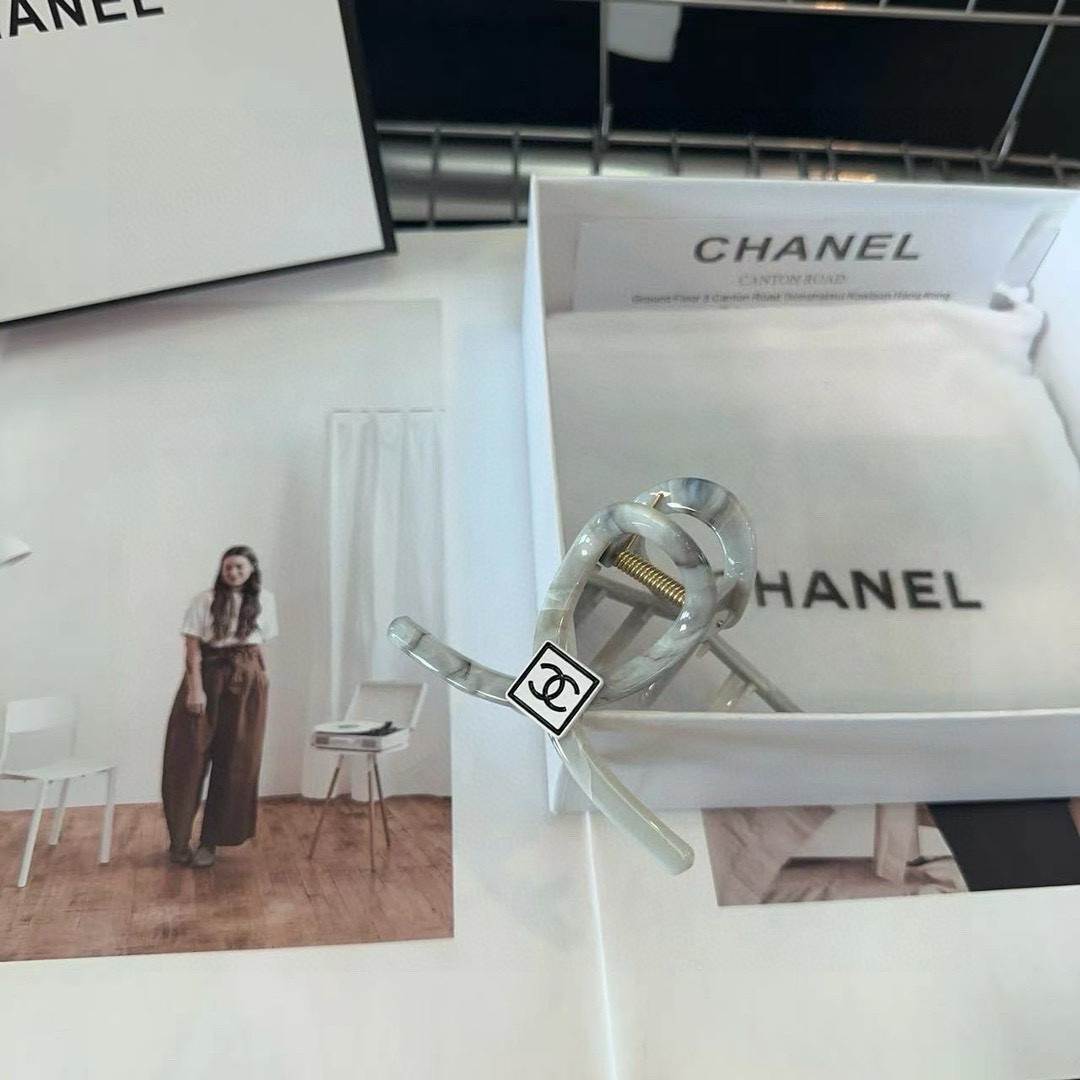 🎁配包装盒Chanel (香奈儿)最新小香抓夹，简单实用，时尚潮流！小仙女必备…