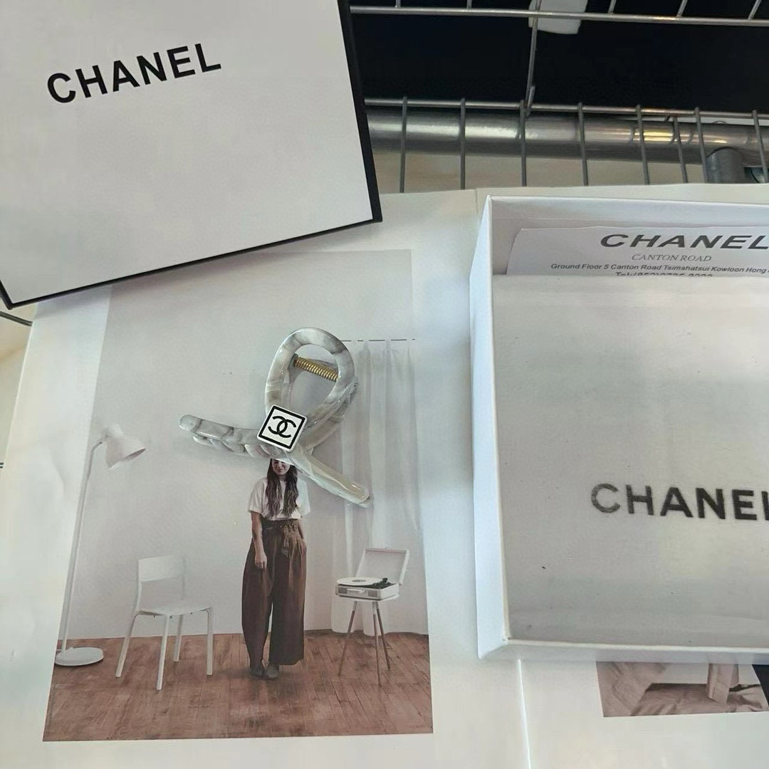 🎁配包装盒Chanel (香奈儿)最新小香抓夹，简单实用，时尚潮流！小仙女必备…