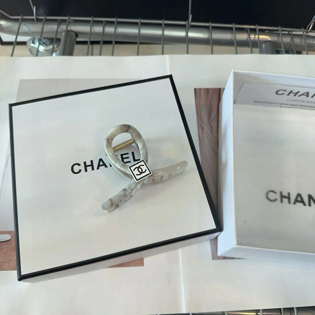 🎁配包装盒Chanel (香奈儿)最新小香抓夹，简单实用，时尚潮流！小仙女必备…