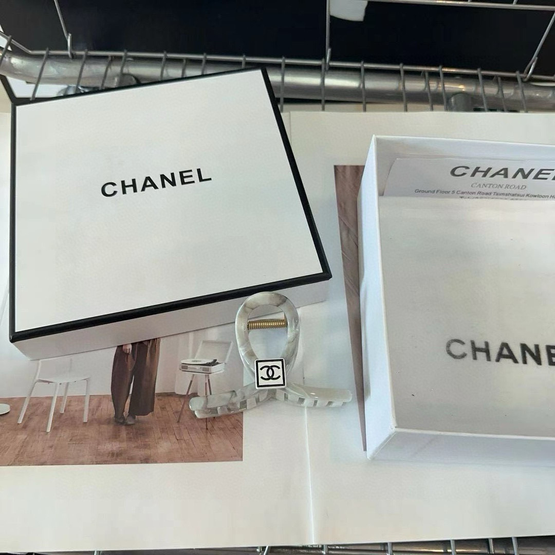 🎁配包装盒Chanel (香奈儿)最新小香抓夹，简单实用，时尚潮流！小仙女必备…