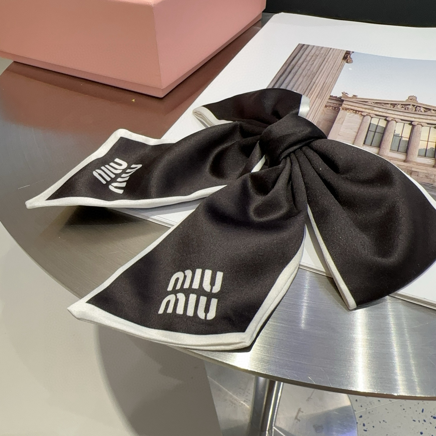 🎁配包装盒miumiu新款弹簧顶夹，简单优雅，名媛范十足，非常值得入手！