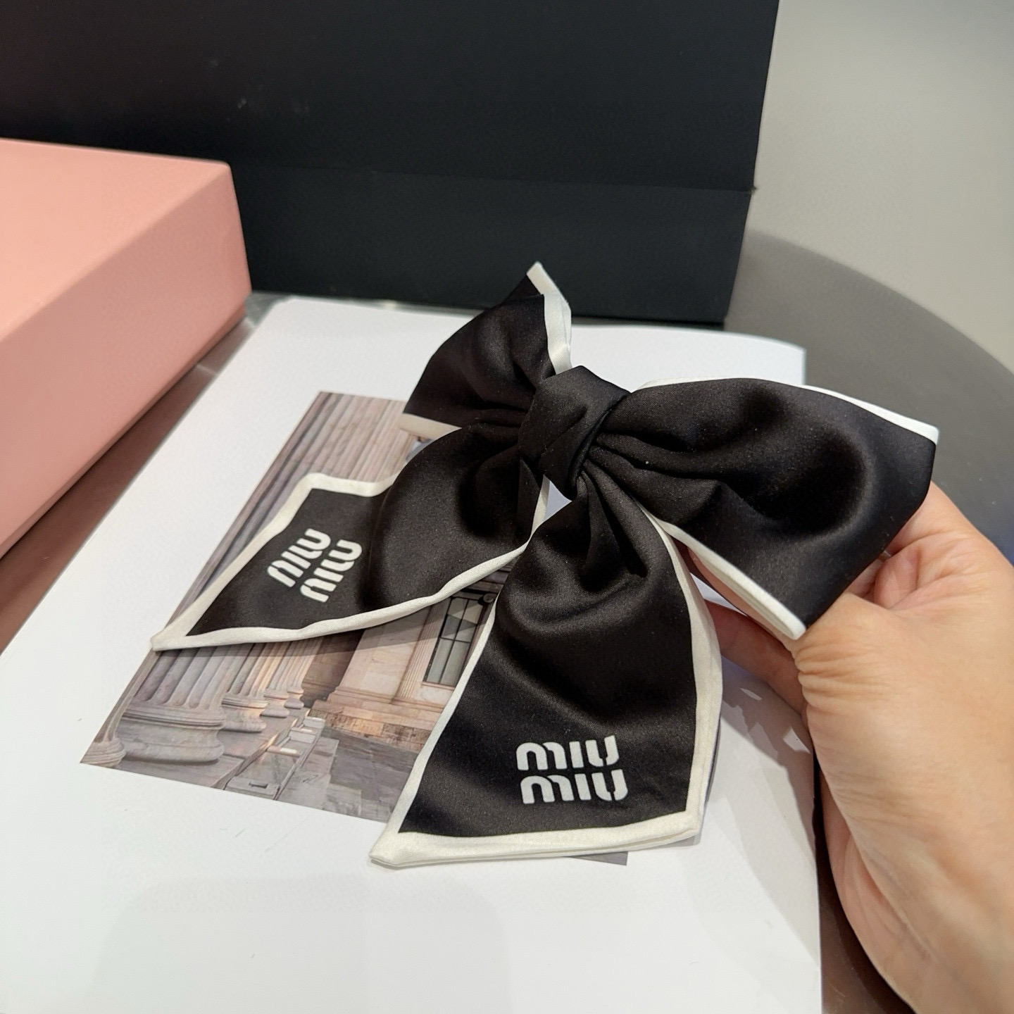 🎁配包装盒miumiu新款弹簧顶夹，简单优雅，名媛范十足，非常值得入手！