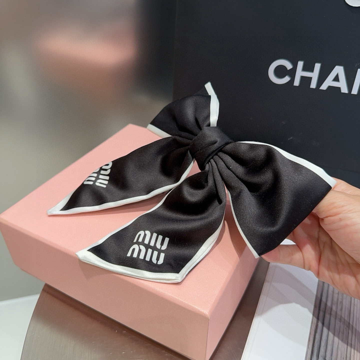 🎁配包装盒miumiu新款弹簧顶夹，简单优雅，名媛范十足，非常值得入手！