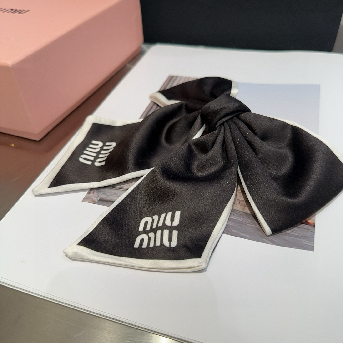 🎁配包装盒miumiu新款弹簧顶夹，简单优雅，名媛范十足，非常值得入手！