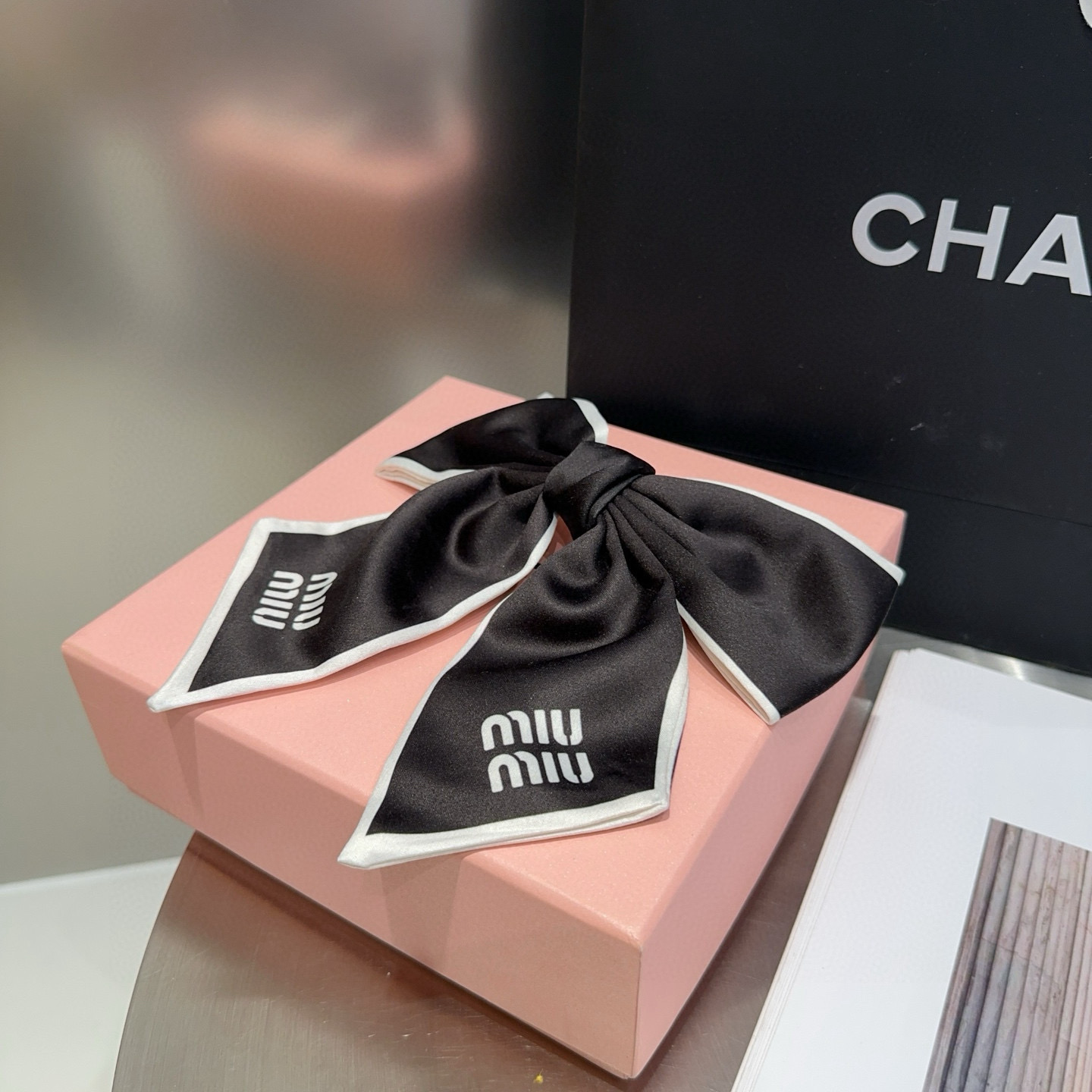 🎁配包装盒miumiu新款弹簧顶夹，简单优雅，名媛范十足，非常值得入手！