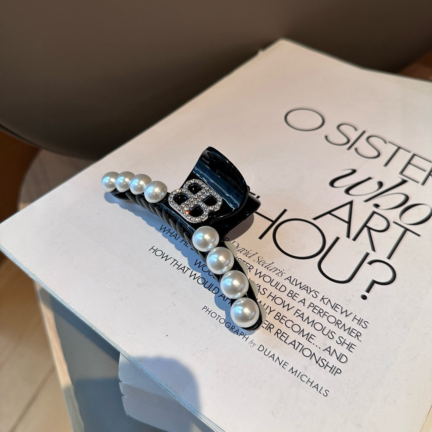 🎁配包装盒Balenciaga（巴黎世家）珍珠抓夹，网红爆款，超级好看，非常实用！人手必备🔥超好搭～