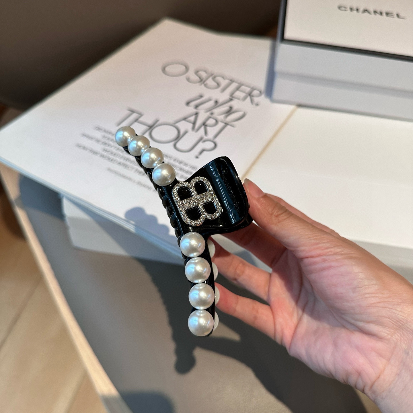 🎁配包装盒Balenciaga（巴黎世家）珍珠抓夹，网红爆款，超级好看，非常实用！人手必备🔥超好搭～