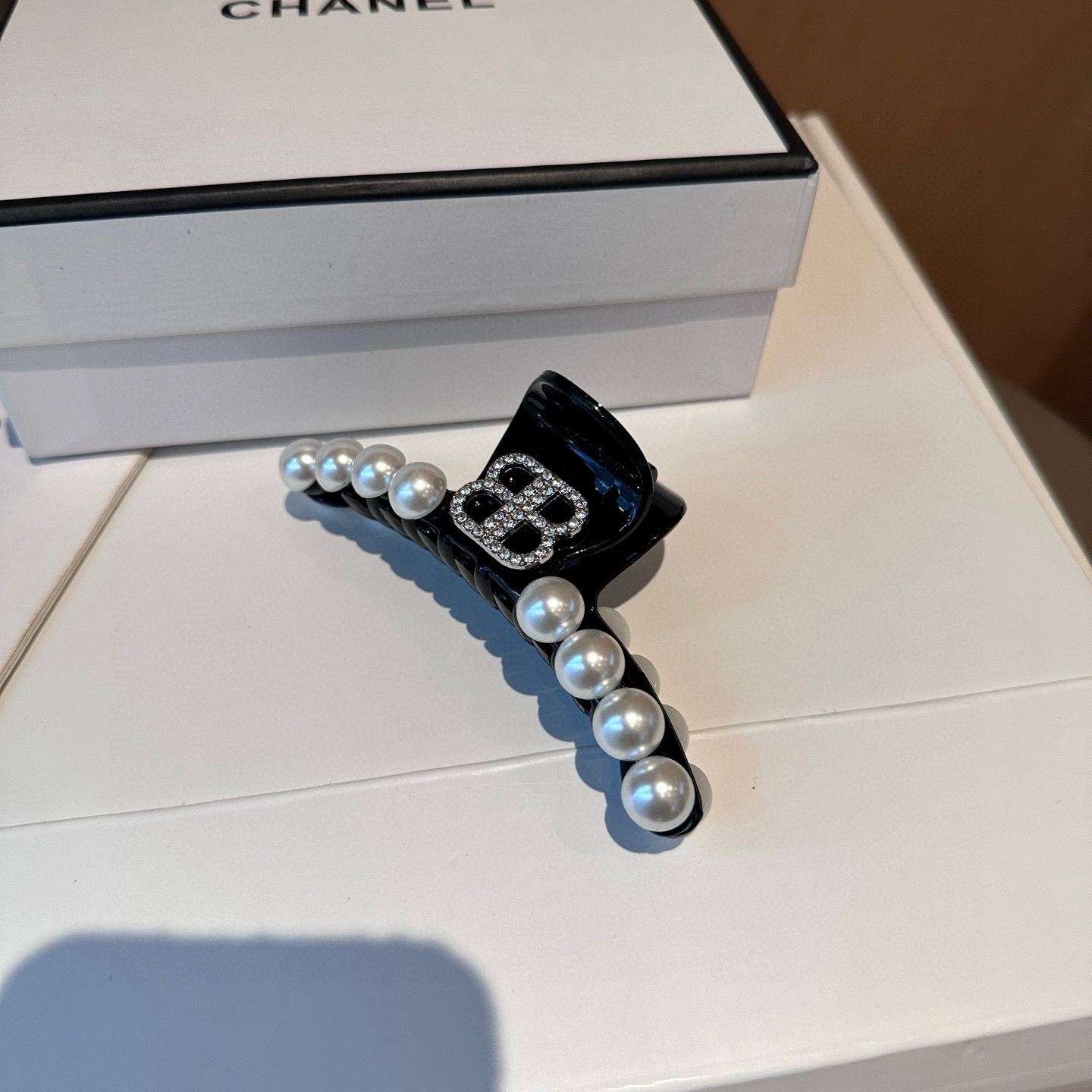 🎁配包装盒Balenciaga（巴黎世家）珍珠抓夹，网红爆款，超级好看，非常实用！人手必备🔥超好搭～